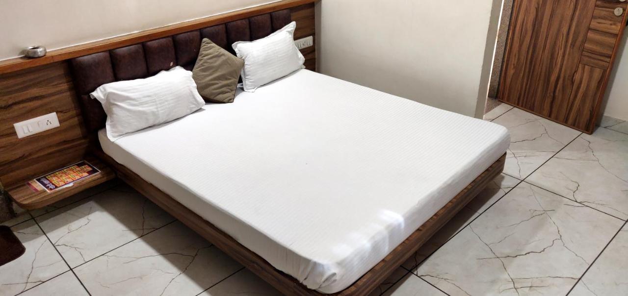 Hotel Milan Ahmadabad Zewnętrze zdjęcie