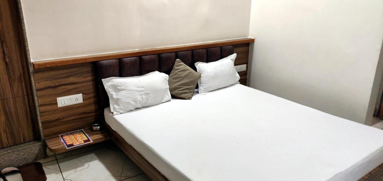 Hotel Milan Ahmadabad Zewnętrze zdjęcie