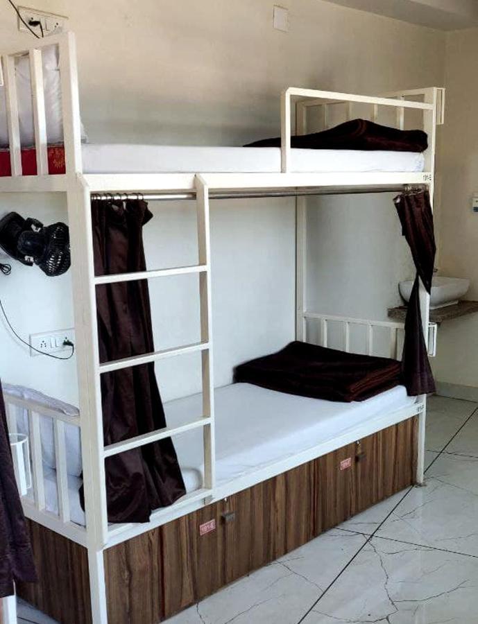 Hotel Milan Ahmadabad Zewnętrze zdjęcie