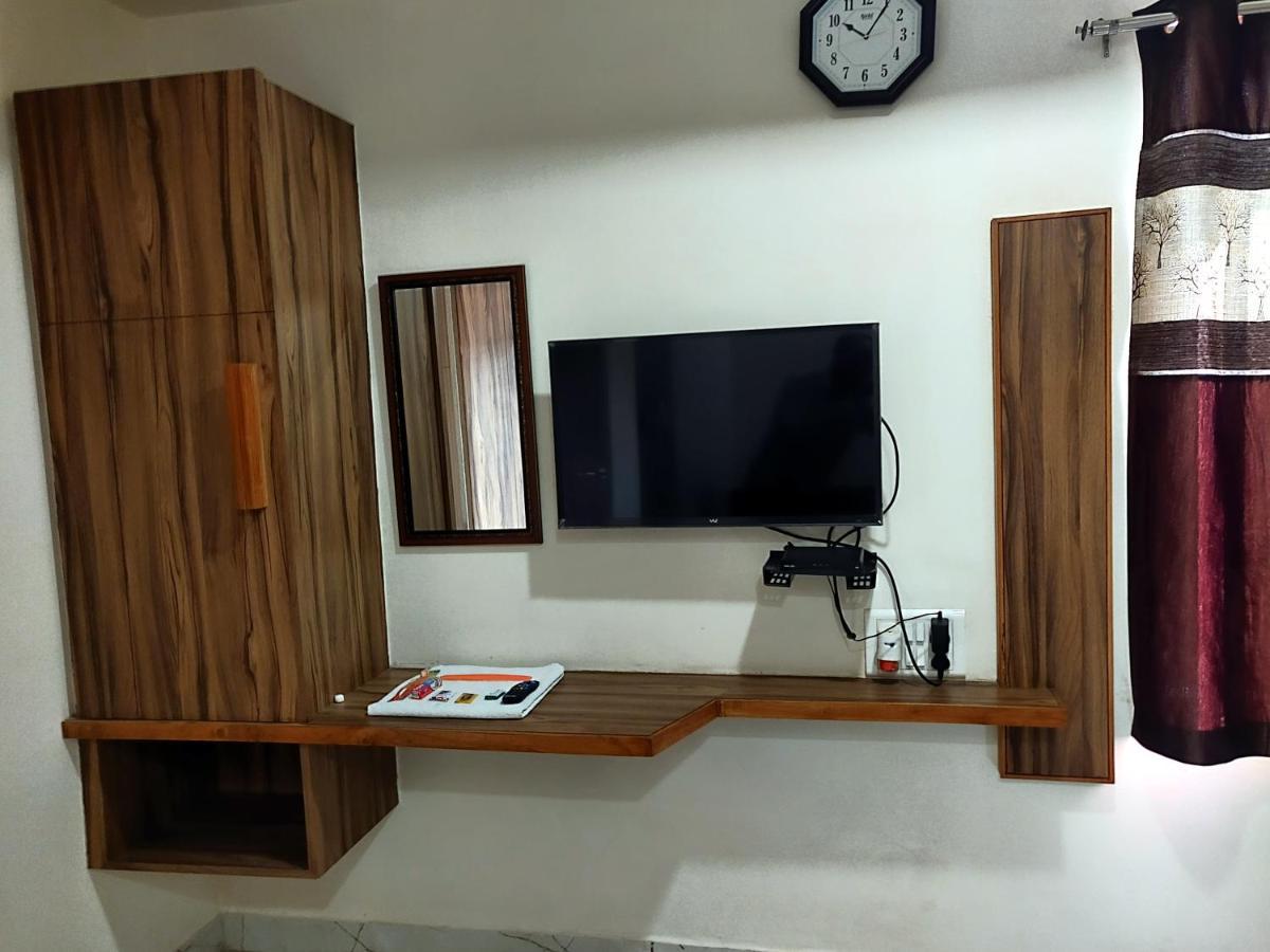 Hotel Milan Ahmadabad Zewnętrze zdjęcie