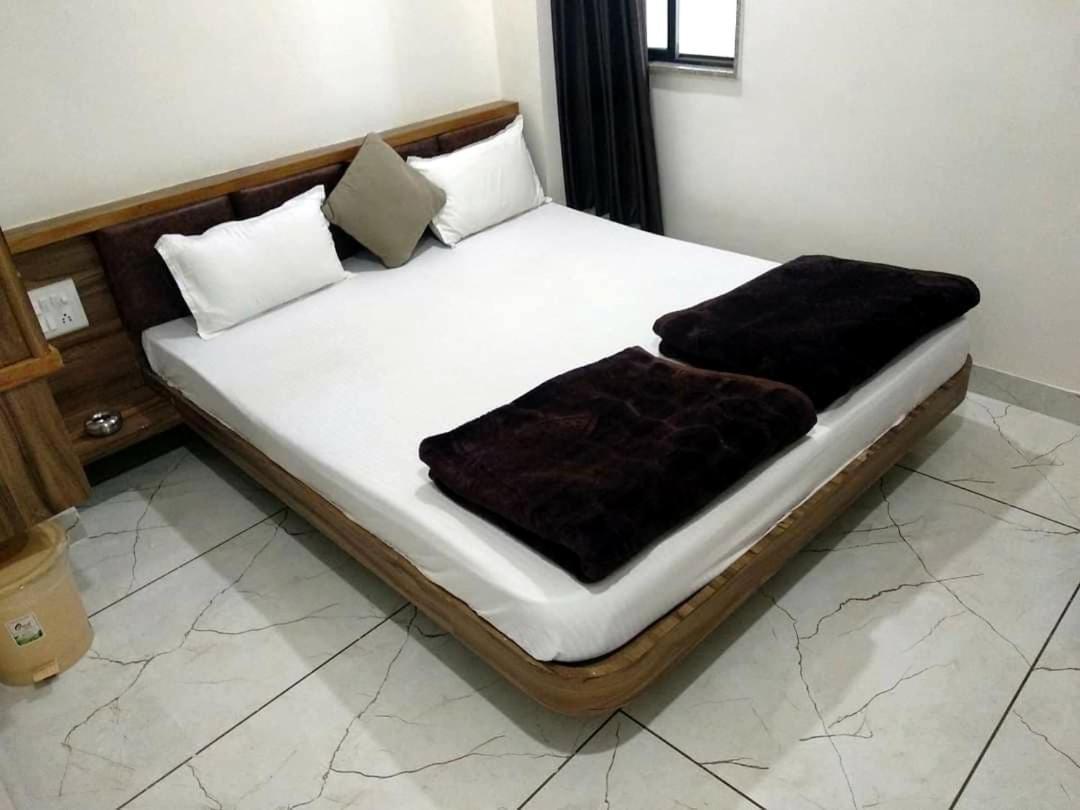 Hotel Milan Ahmadabad Zewnętrze zdjęcie