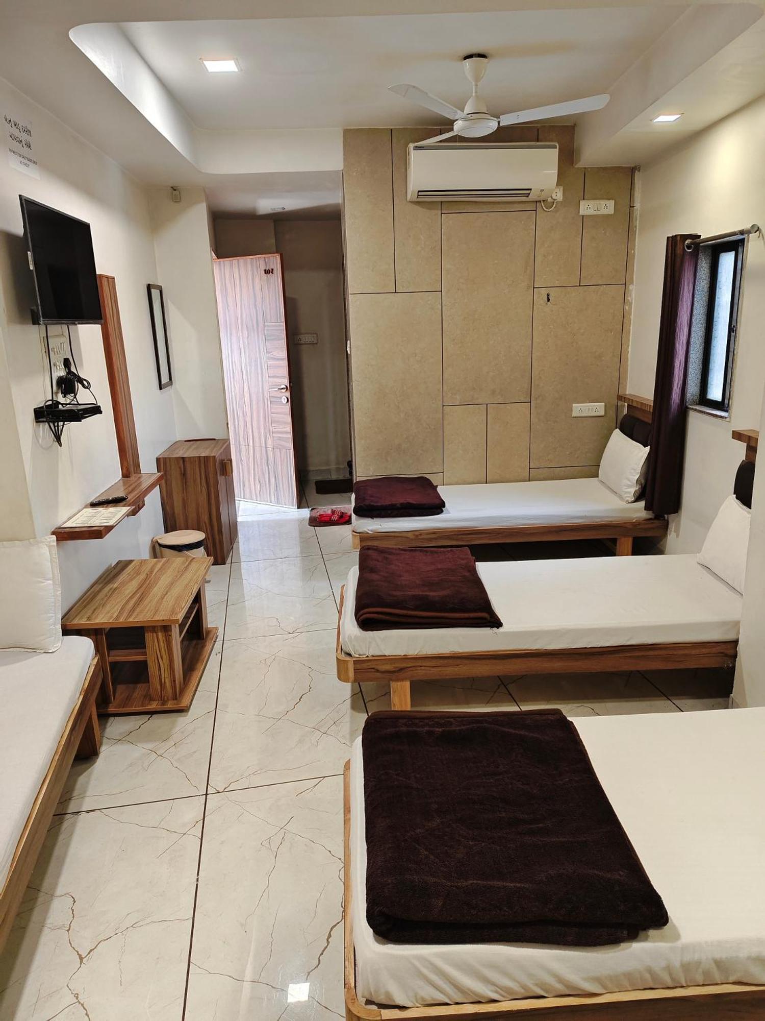 Hotel Milan Ahmadabad Zewnętrze zdjęcie